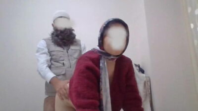Sarışın kızı mastürbasyon yaparken izleyip zevkine ortak oluyor
