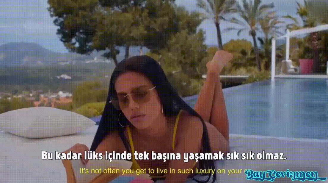 Evden uzakta sulu bir kız