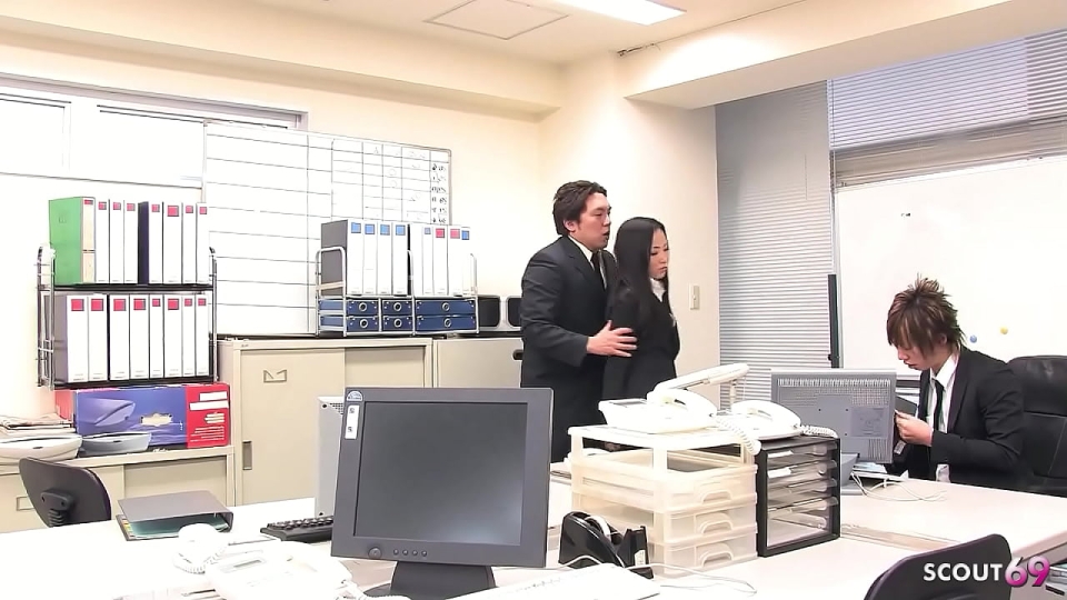 Minik Japon Sekreter Ofiste MMF Üçlüde Boşaltıldı