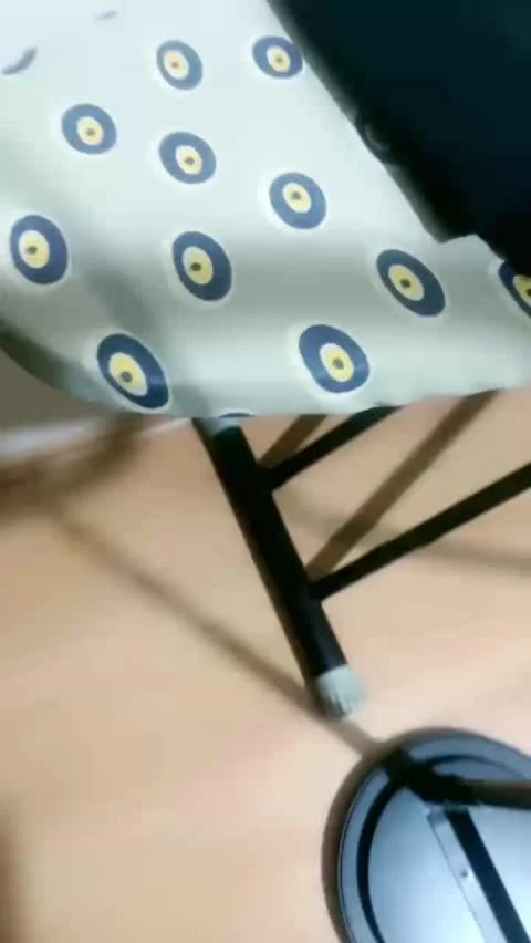 Yastığı bacaklarının arasına alıp sürtünerek mastürbasyon yapıyor. Kameraya karşı inliyor, yastığı sıkıca kavrayıp zevke geliyor. Türk  tadında, samimi, gerçekçi ve doyumsuz geçen ateşli bir yastık sikişi / solo sahne.