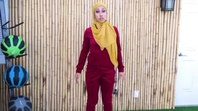 Azgın türbanlı Kira Perez antrenörüyle kocasını aldatıyor