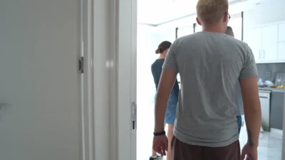 Cuckold Koca Karısının Arkadan Sikilişini İzliyor