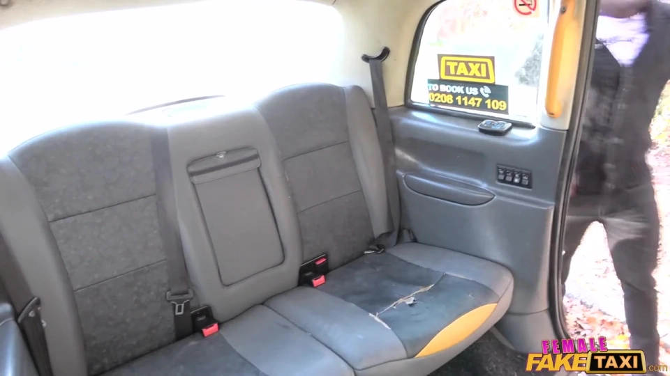 Female Fake Taxi – Kadın Şoför İki Deliği de Dolduruyor